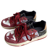 Weinrote Sneakers mit Stern